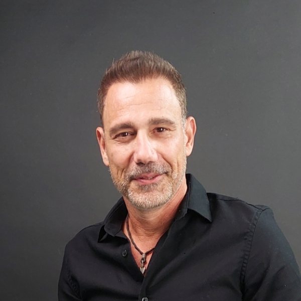 נועם עוז